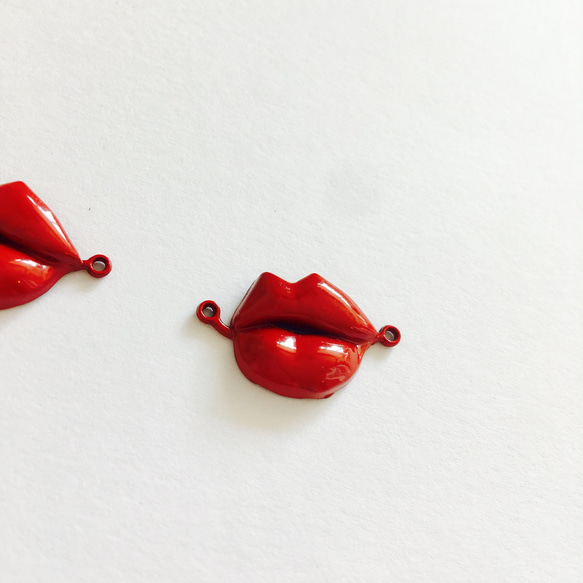 赤い唇チャームパーツ✴︎2個セット 2枚目の画像