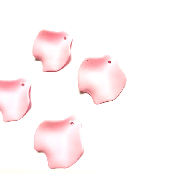 「#3545」 カラー 花びら チャーム パーツ(ピンク) ✴︎5枚セット 2枚目の画像