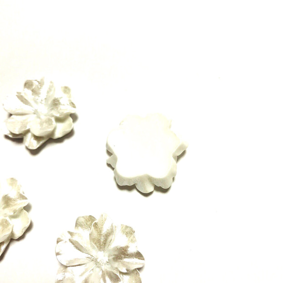 「#3569」 樹脂 フラワー カボション (ホワイト) ✴︎ 6個セット 3枚目の画像