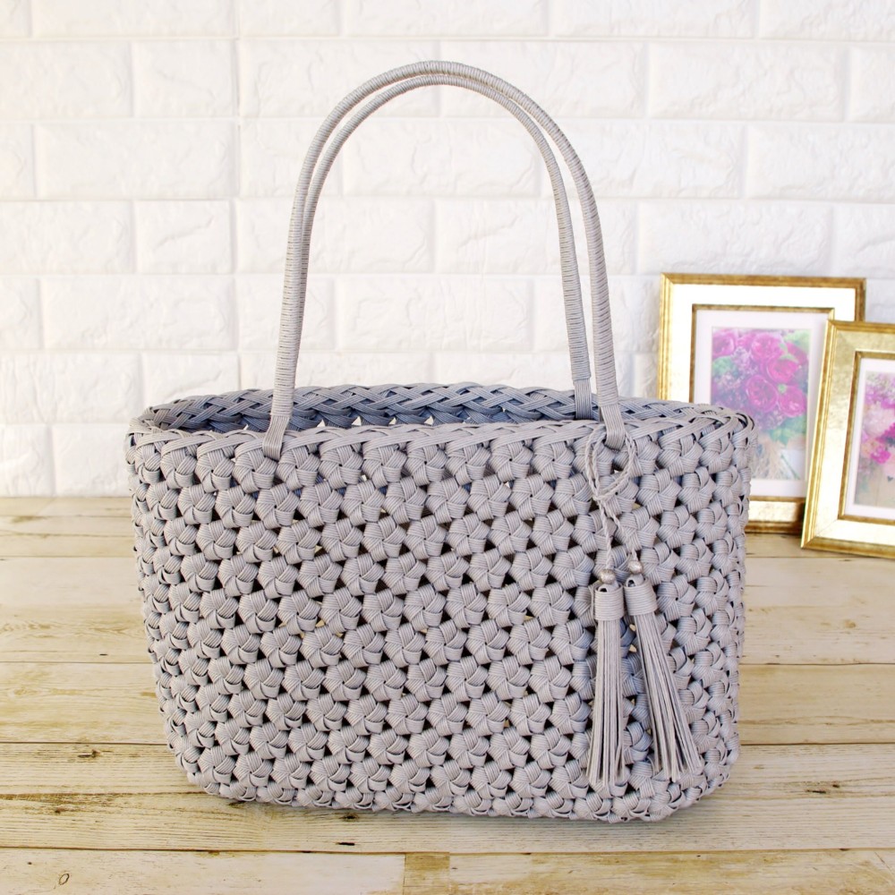 夏の涼風を運ぶパステルグレーの花結び編みかごバッグ/Mサイズ