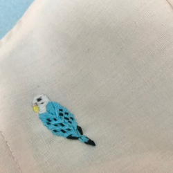 セキセイインコ刺繍のきれいめシンプル布マスク　セキセイインコ　刺繍マスク　手刺繍　大人用立体マスク　ダブルガーゼマスク 1枚目の画像