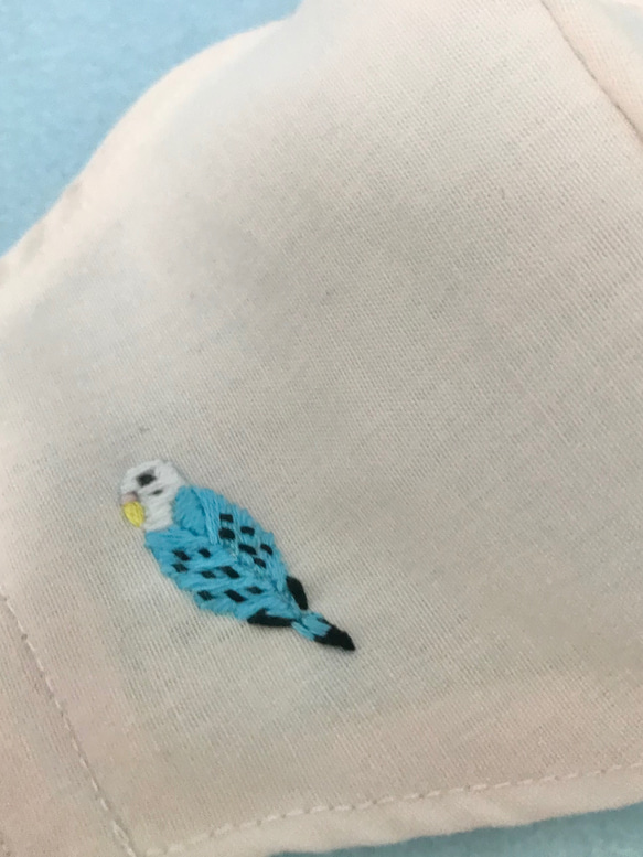 セキセイインコ刺繍のきれいめシンプル布マスク　セキセイインコ　刺繍マスク　手刺繍　大人用立体マスク　ダブルガーゼマスク 1枚目の画像