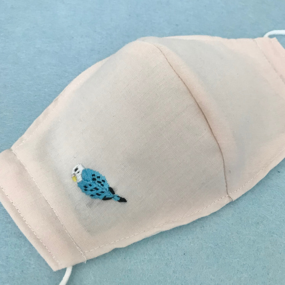 セキセイインコ刺繍のきれいめシンプル布マスク　セキセイインコ　刺繍マスク　手刺繍　大人用立体マスク　ダブルガーゼマスク 2枚目の画像