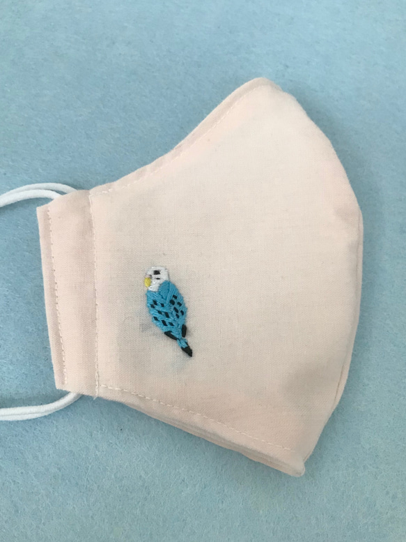 セキセイインコ刺繍のきれいめシンプル布マスク　セキセイインコ　刺繍マスク　手刺繍　大人用立体マスク　ダブルガーゼマスク 4枚目の画像