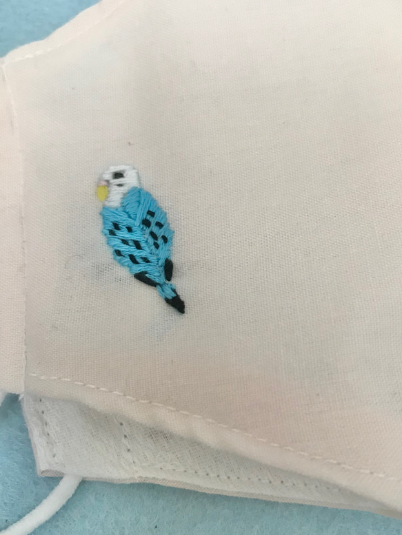 セキセイインコ刺繍のきれいめシンプル布マスク　セキセイインコ　刺繍マスク　手刺繍　大人用立体マスク　ダブルガーゼマスク 5枚目の画像