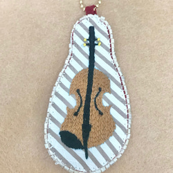 バイオリン刺繍のキラキラチャーム　手刺繍　刺繍小物　刺繍チャーム　バッグチャーム　バイオリン　楽器　キラキラ　ビーズ 1枚目の画像