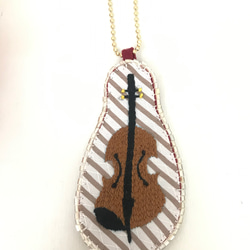 バイオリン刺繍のキラキラチャーム　手刺繍　刺繍小物　刺繍チャーム　バッグチャーム　バイオリン　楽器　キラキラ　ビーズ 2枚目の画像