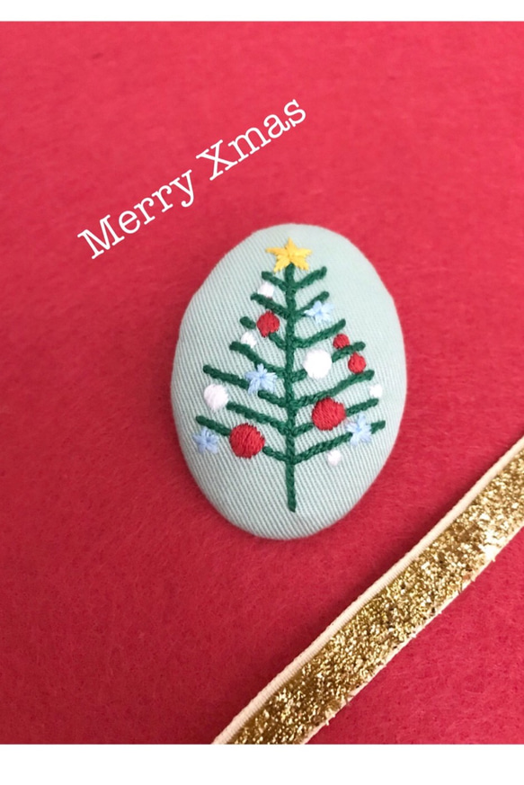 クリスマスツリー刺繍のくるみボタンブローチ 手刺繍 刺繍ブローチ