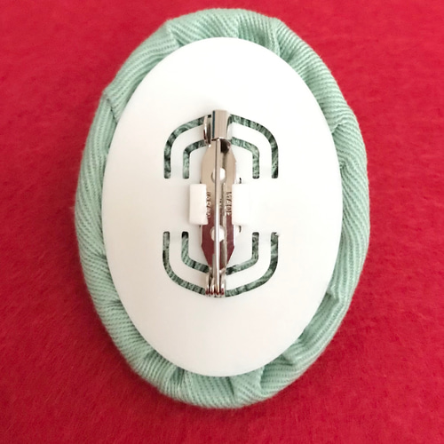 クリスマスツリー刺繍のくるみボタンブローチ 手刺繍 刺繍ブローチ