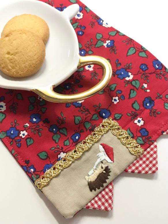 ハリネズミ刺繍のクリスマスティーマット　ハリネズミ　手刺繍　刺繍小物　クリスマス　ティーマット　 2枚目の画像