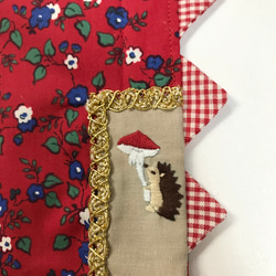ハリネズミ刺繍のクリスマスティーマット　ハリネズミ　手刺繍　刺繍小物　クリスマス　ティーマット　 4枚目の画像