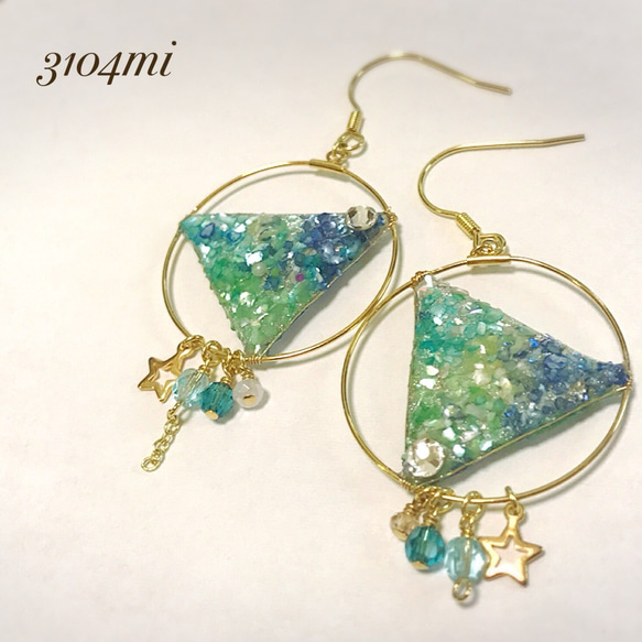 ☆レジン 煌めくトライアングルピアス☆ 1枚目の画像