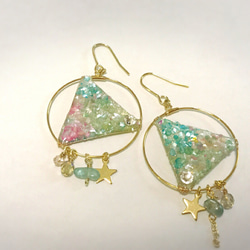 ☆レジン 煌めくトライアングルピアス☆ 2枚目の画像