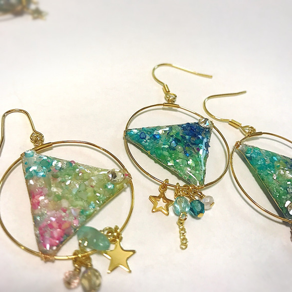 ☆レジン 煌めくトライアングルピアス☆ 3枚目の画像