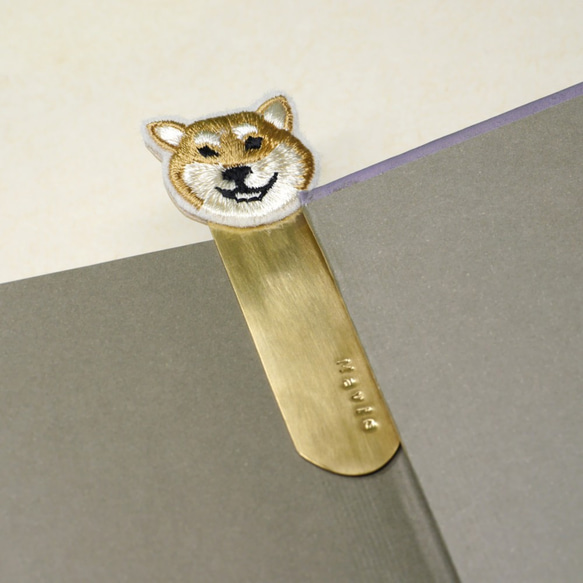 書中自有柴犬笑 - 動物刺繡黃銅書籤 可客製化刻字 第3張的照片