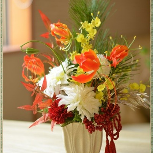 アート】グロリオサとマムの華やかお正月アレンジ アートフラワー