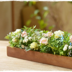 【アート】春の訪れ・木箱にパステルカラーのバラや小花がお花畑のようなナチュラルアレンジ 2枚目の画像