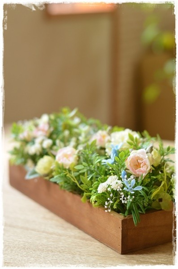 【アート】春の訪れ・木箱にパステルカラーのバラや小花がお花畑のようなナチュラルアレンジ 4枚目の画像