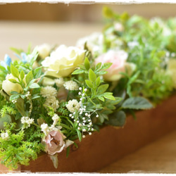 【アート】春の訪れ・木箱にパステルカラーのバラや小花がお花畑のようなナチュラルアレンジ 5枚目の画像