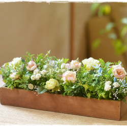 【アート】春の訪れ・木箱にパステルカラーのバラや小花がお花畑のようなナチュラルアレンジ 7枚目の画像