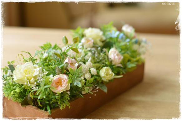 【アート】春の訪れ・木箱にパステルカラーのバラや小花がお花畑のようなナチュラルアレンジ 10枚目の画像