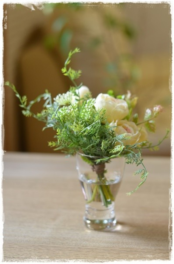 【フェイクウォーター】クリームイエローのバラとミックスリーフの春色ミニブーケ 5枚目の画像