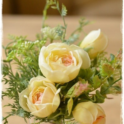【フェイクウォーター】クリームイエローのバラとミックスリーフの春色ミニブーケ 9枚目の画像
