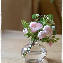 【フェイクウォーター】かわいい丸型ガラスの器に淡いピンクのバラとグリーンのミニブーケ 4枚目の画像
