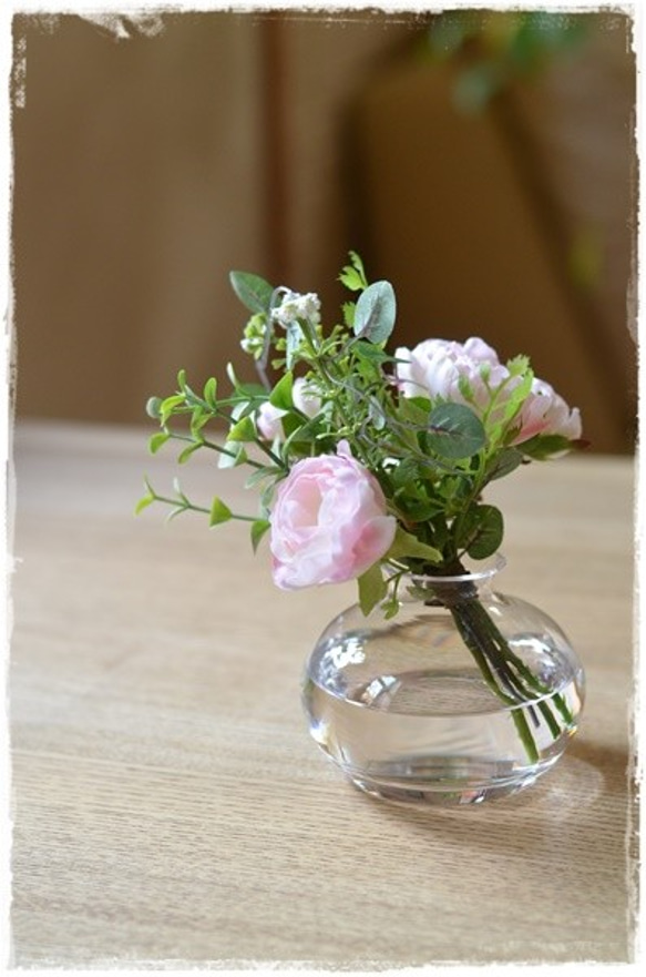 【フェイクウォーター】かわいい丸型ガラスの器に淡いピンクのバラとグリーンのミニブーケ 5枚目の画像