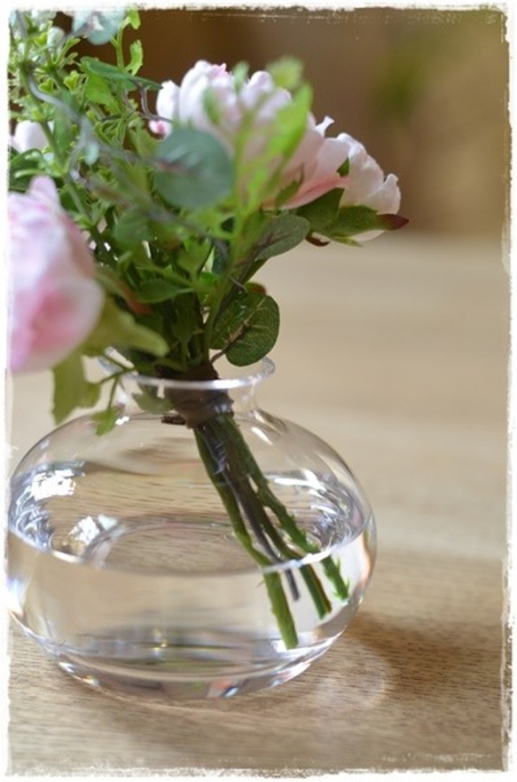 【フェイクウォーター】かわいい丸型ガラスの器に淡いピンクのバラとグリーンのミニブーケ 8枚目の画像