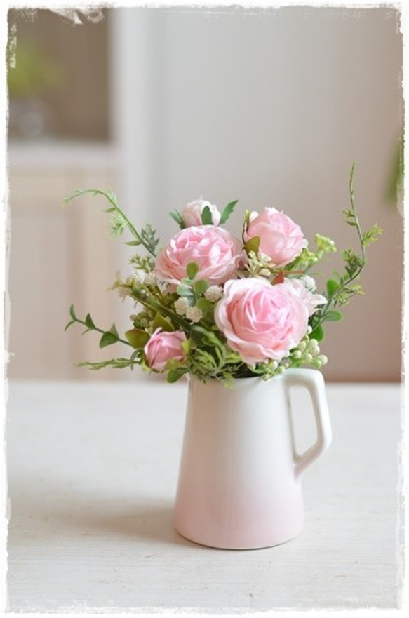 【アート】ベビーピンクのバラの可愛いミルクポットアレンジ 母の日ギフトにお薦め 2枚目の画像