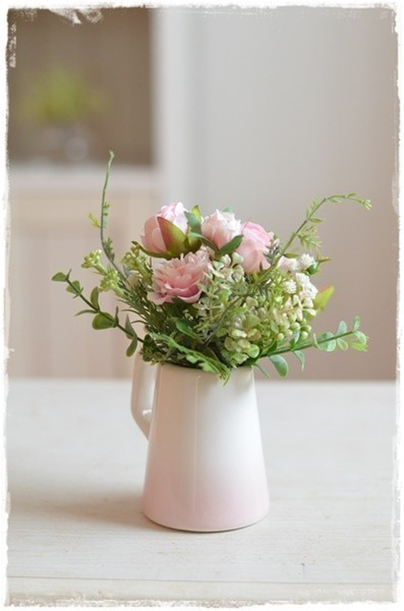 【アート】ベビーピンクのバラの可愛いミルクポットアレンジ 母の日ギフトにお薦め 4枚目の画像