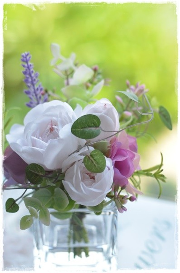 【フェイクウォーター】キューブの器にライラックピンクのバラと紫陽花が涼し気・水替えの必要もないミニブーケ 2枚目の画像