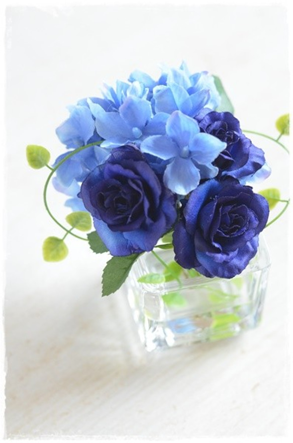 【フェイクウォーター】キューブの器にロイヤルブルーのバラと紫陽花が涼し気・水替え不要のミニブーケ 2枚目の画像