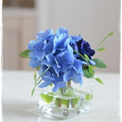 【フェイクウォーター】キューブの器にロイヤルブルーのバラと紫陽花が涼し気・水替え不要のミニブーケ 4枚目の画像