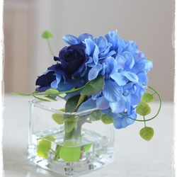 【フェイクウォーター】キューブの器にロイヤルブルーのバラと紫陽花が涼し気・水替え不要のミニブーケ 5枚目の画像