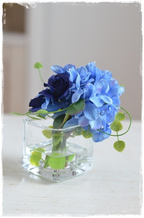 【フェイクウォーター】キューブの器にロイヤルブルーのバラと紫陽花が涼し気・水替え不要のミニブーケ 7枚目の画像