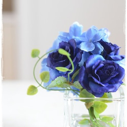 【フェイクウォーター】キューブの器にロイヤルブルーのバラと紫陽花が涼し気・水替え不要のミニブーケ 8枚目の画像