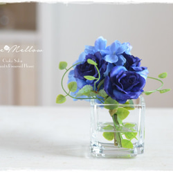 【フェイクウォーター】キューブの器にロイヤルブルーのバラと紫陽花が涼し気・水替え不要のミニブーケ 10枚目の画像