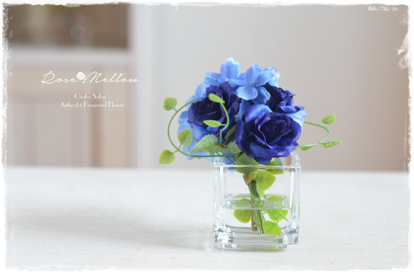 【フェイクウォーター】キューブの器にロイヤルブルーのバラと紫陽花が涼し気・水替え不要のミニブーケ 10枚目の画像