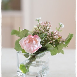 【フェイクウォーター】キューブの器にシェルピンクのバラとミントのミニブーケ　ギフトにお薦め 4枚目の画像