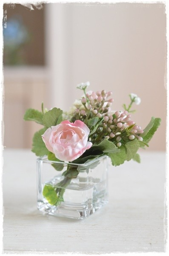 【フェイクウォーター】キューブの器にシェルピンクのバラとミントのミニブーケ　ギフトにお薦め 4枚目の画像