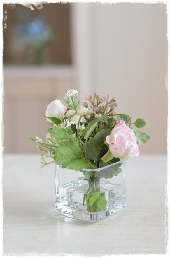 【フェイクウォーター】キューブの器にシェルピンクのバラとミントのミニブーケ　ギフトにお薦め 6枚目の画像