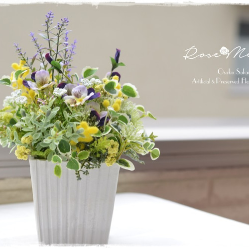 アート】ミモザとビオラの寄せ植え風春アレンジ アートフラワー ローズ