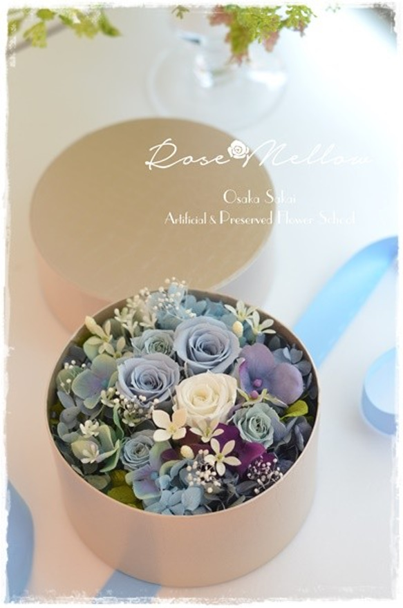 【プリザーブドフラワー＆アートmix】ブルートーンのバラと紫陽花たっぷりクロコ型押し調BOXアレンジ 2枚目の画像