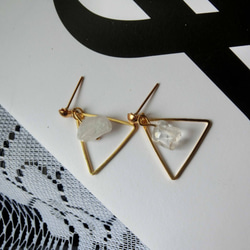 三角形の白い水晶の天然石の耳鍼低刺激性耳鍼 2枚目の画像