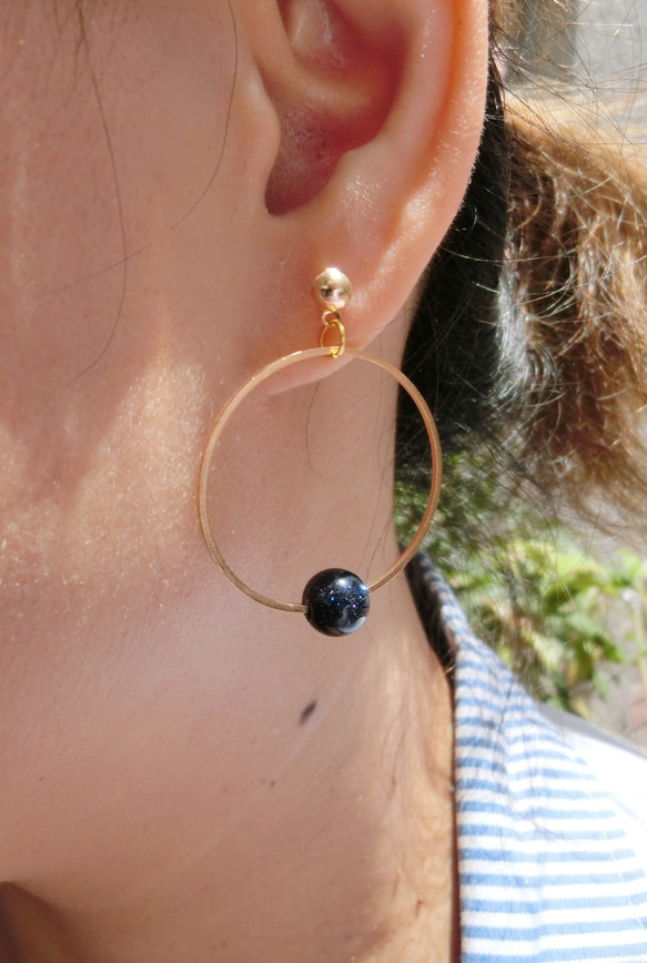 深藍色金砂石防過敏耳針式耳環 第1張的照片