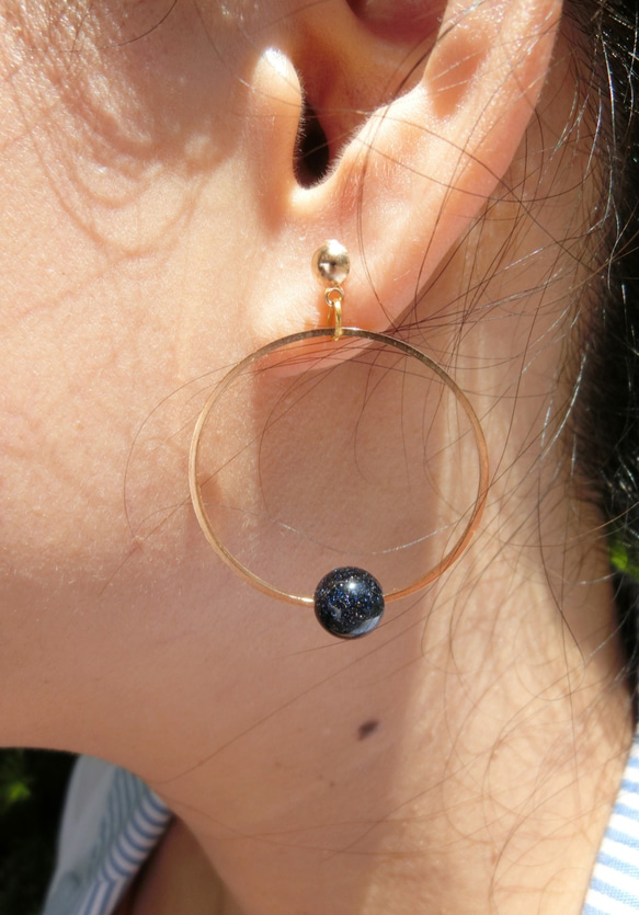 深藍色金砂石防過敏耳針式耳環 第2張的照片