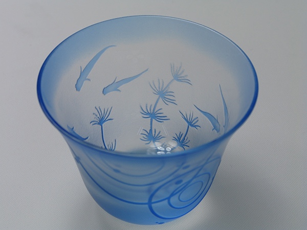 被せグラス ぐい呑み めだか （クリアー地にブルー）冷酒にお薦め