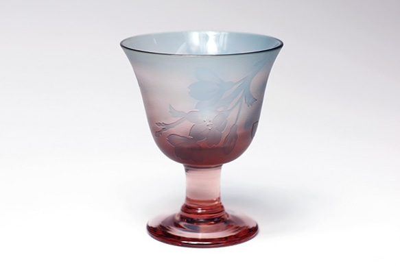 被せグラス 馬上杯 桜流れ（ピンク地にブルー）食前酒・冷酒に 1枚目の画像